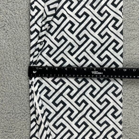 Shop Pop Fashion Women's Interlocking Chain Square Pattern Scarf With Zipper - Picture 5 of 9